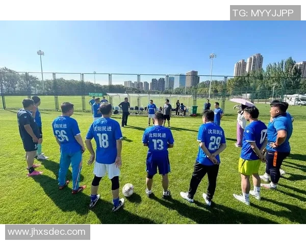 托尼在绿茵场上挥洒汗水与激情，足球梦想的追逐之旅