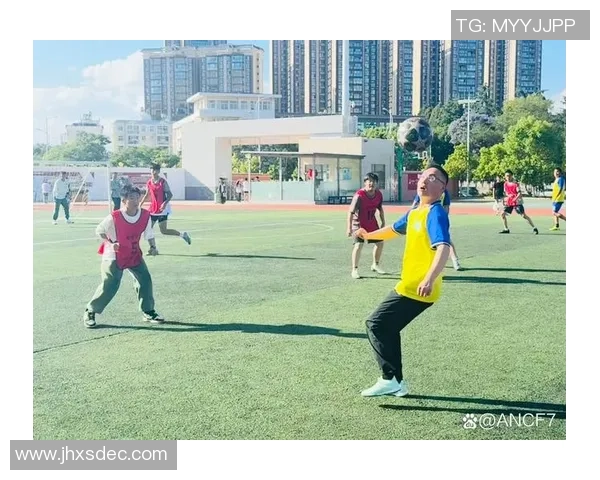 足球大小子带你领略绿茵场上的激情与梦想，追逐足球的快乐与友谊