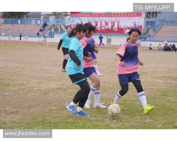 精彩纷呈的校园足球比赛瞬间展现团队合作与拼搏精神