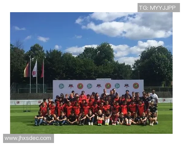 足球横批：激情与梦想交织的绿茵场上演绎无尽荣耀与团结的传奇故事